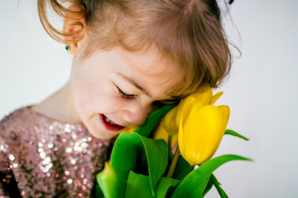 дерите девочкам цветы