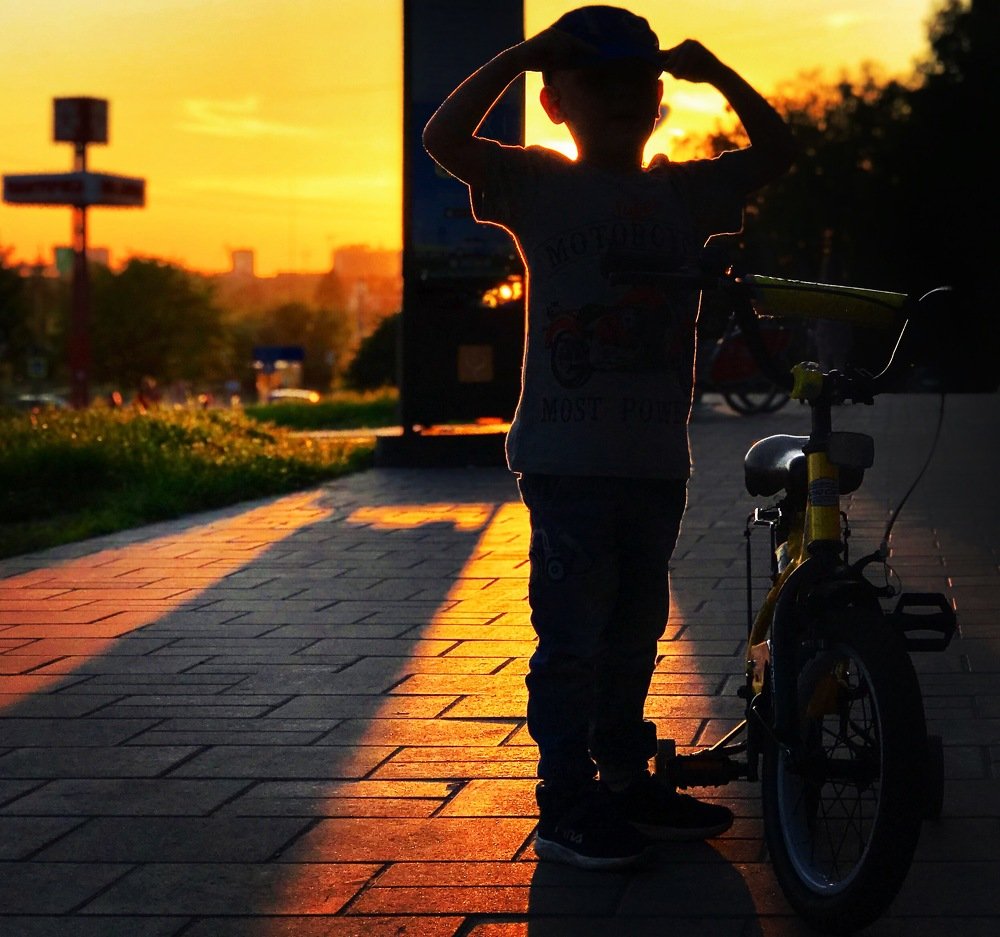 Вечерний пробег на велосипеде на фоне заката