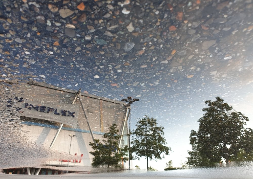 Когда ты одинок в толпе, то каменное небо возможно ...