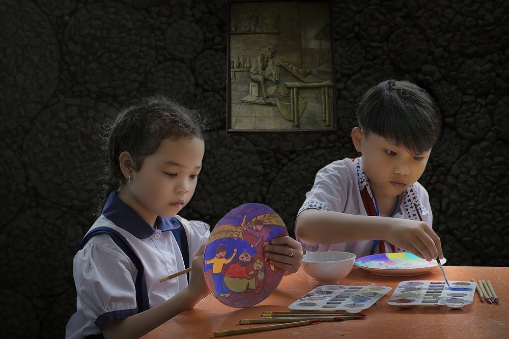 Chị em cùng thi vẽ gốm