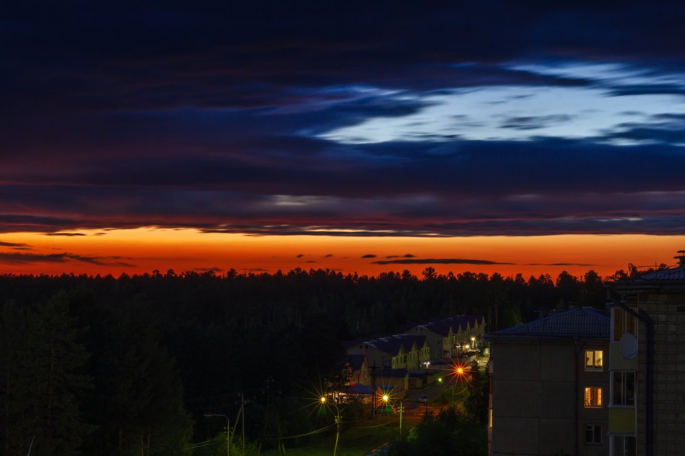 Закат над засыпающим городом.