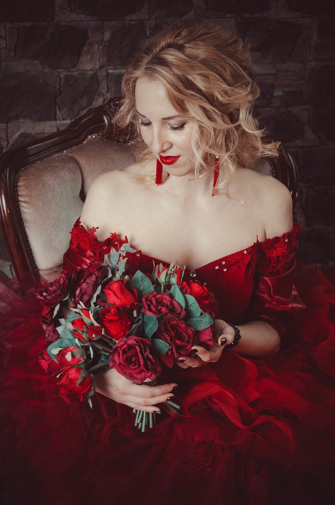 Девушка и розы