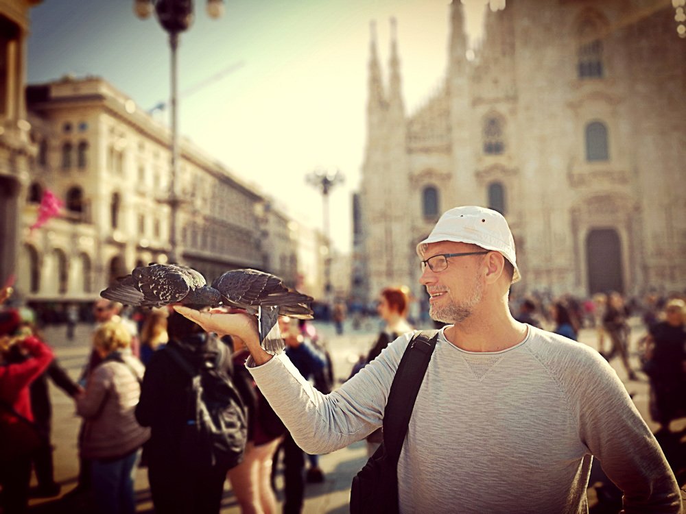Милан и голуби, Италия
