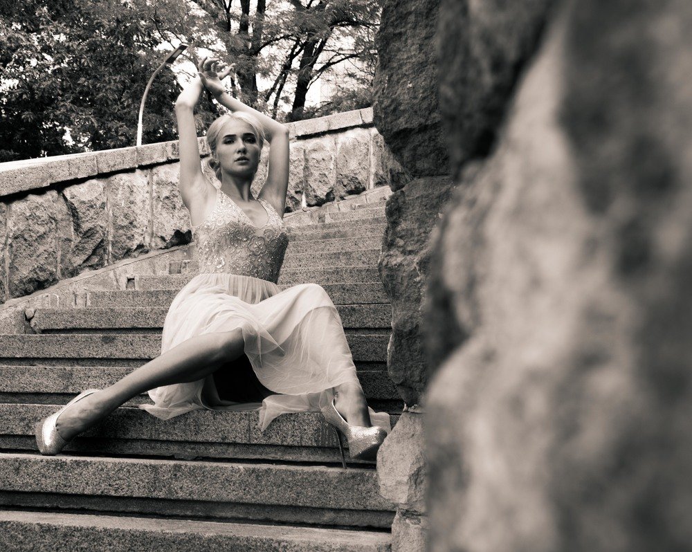 За каменной стеной