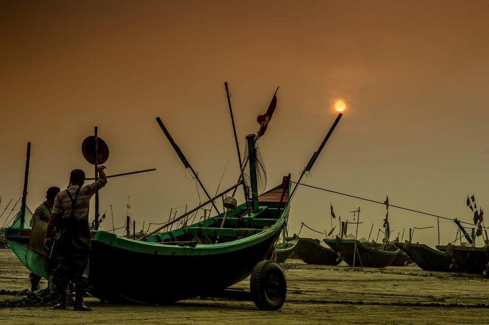Fishing in the nam dinh beach