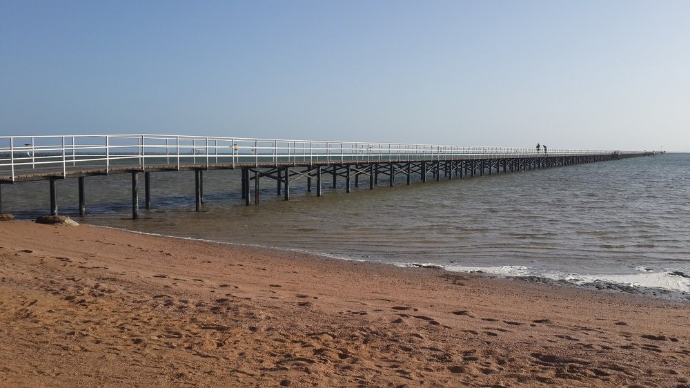 Мост в красном море