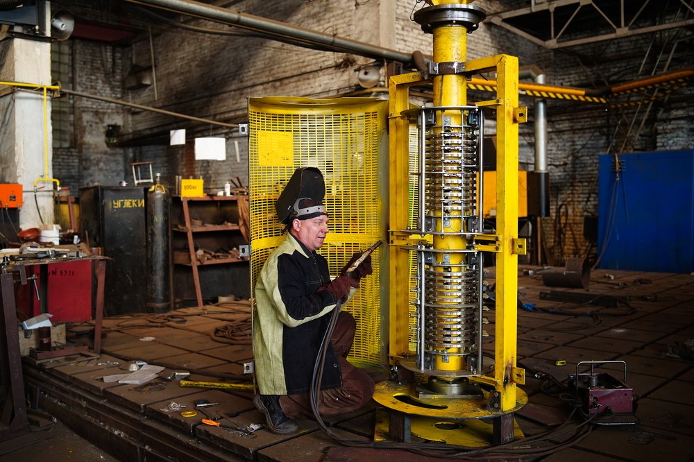 Сварщик осматривает результат своей работы