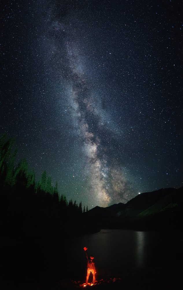 Летящим сквозь тьму световых лет