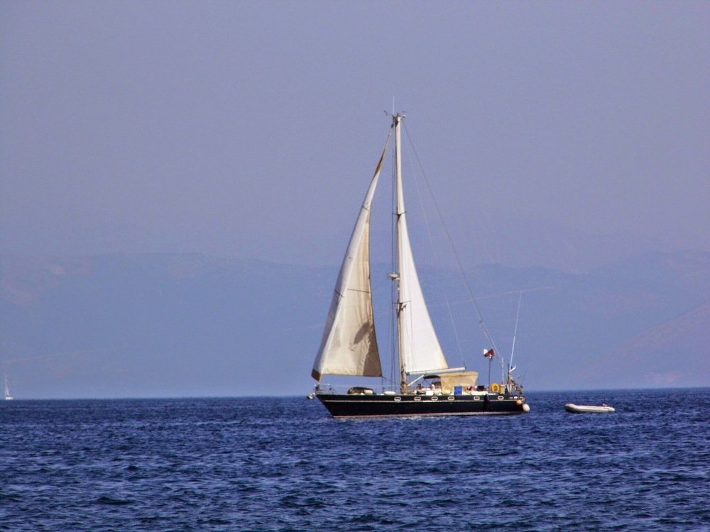 Белеет парус одинокий