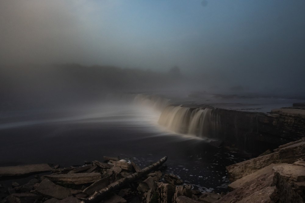 Туманная ночь на саблинском водопаде
