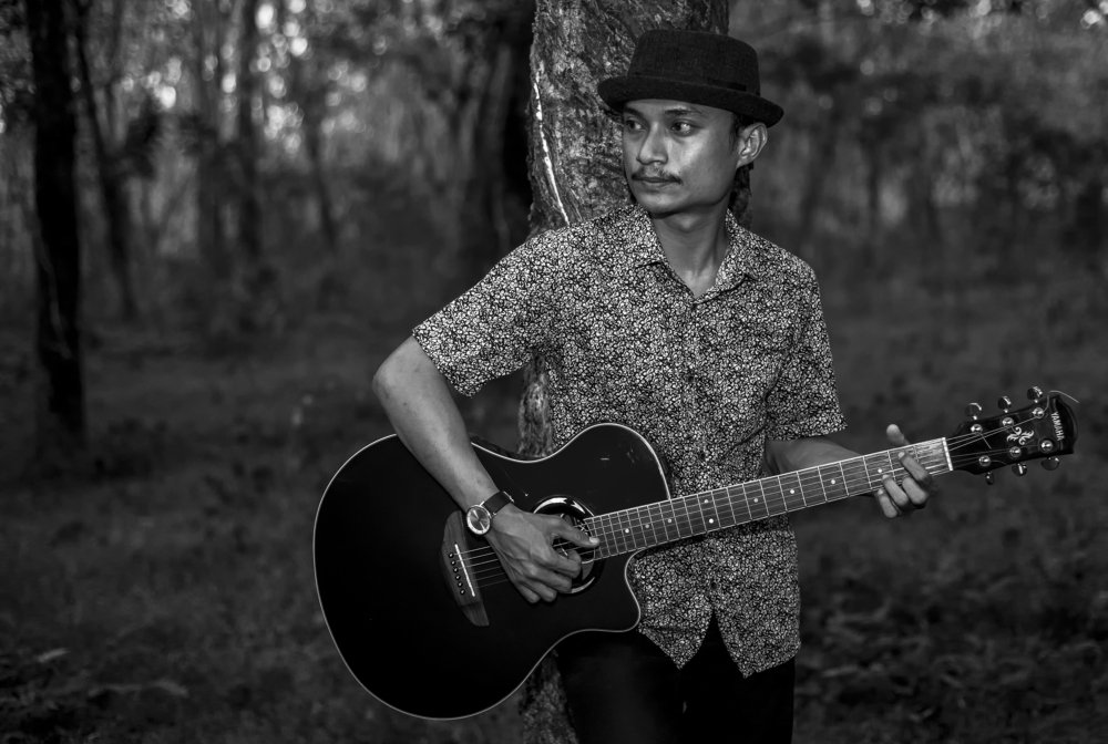 Guitar man in the Forrest