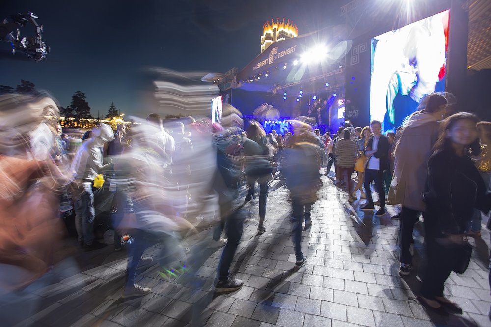 Люди здесь...