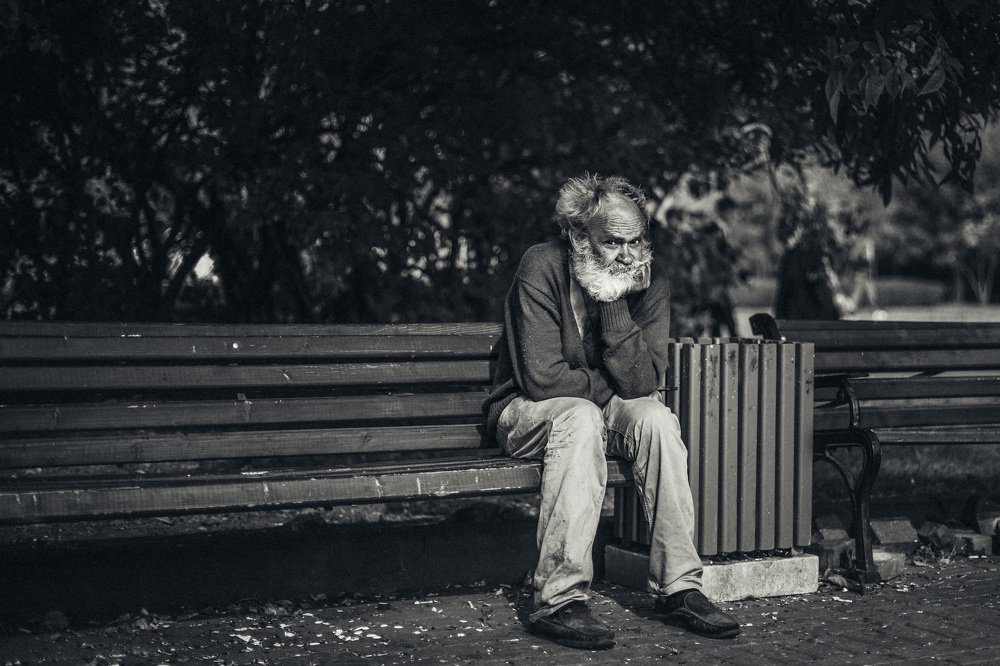 Старик на скамье