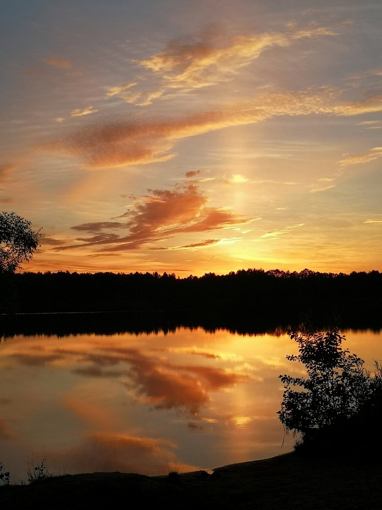 Облака и озеро...