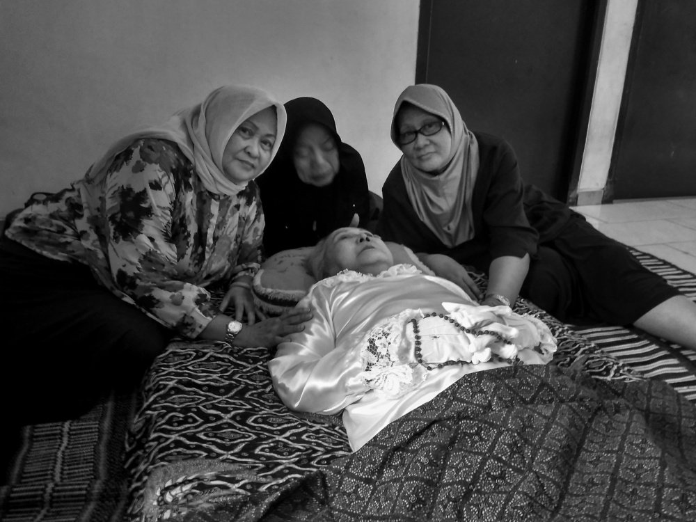 Sisters and pass away mother