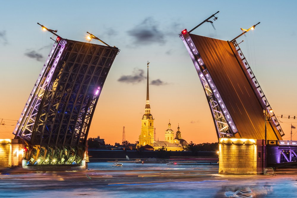 Дворцовый мост это точно. А вот, закат или рассвет?