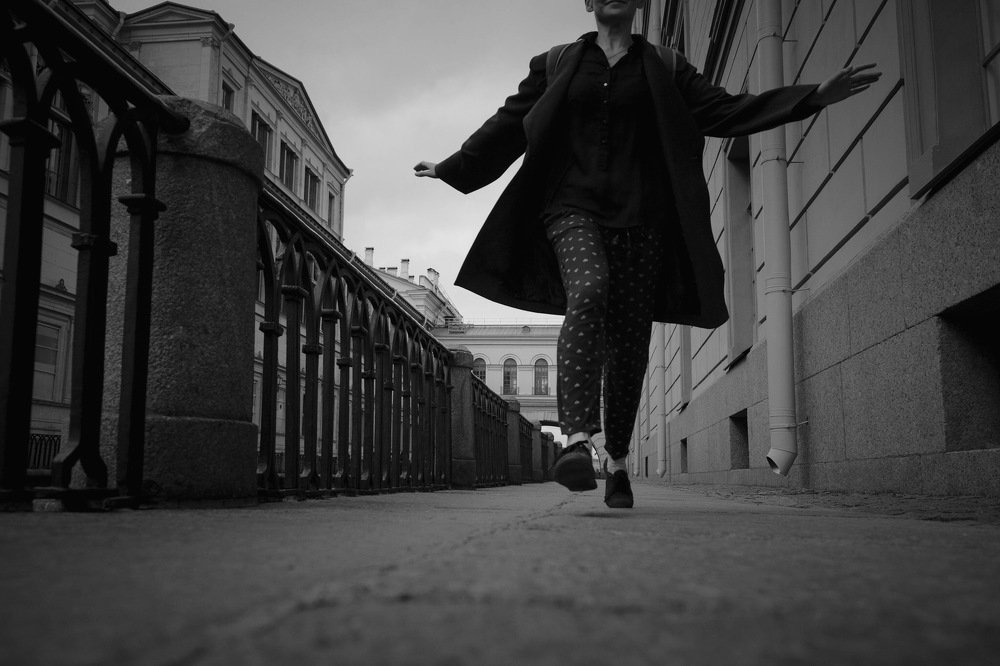 В движении