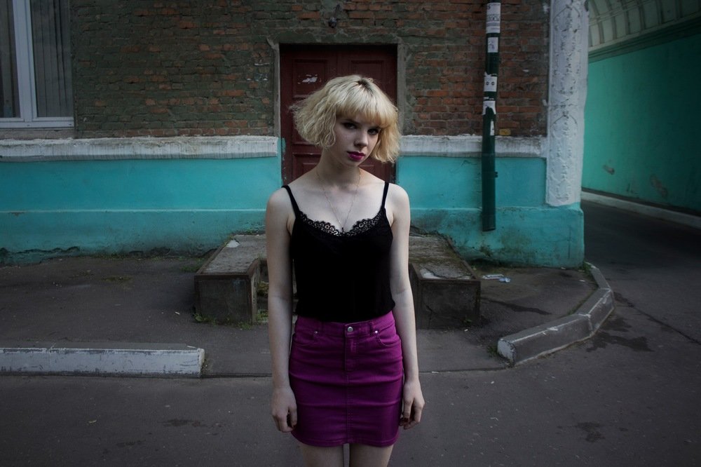 Девушка в розовой юбке