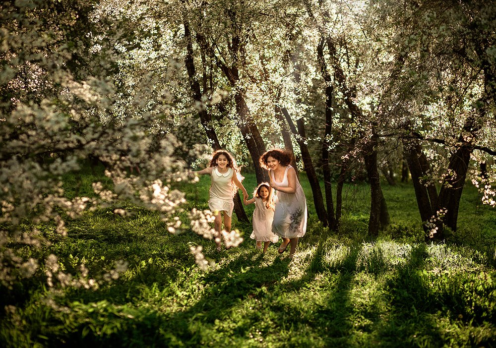 Три сестры в вишневом саду