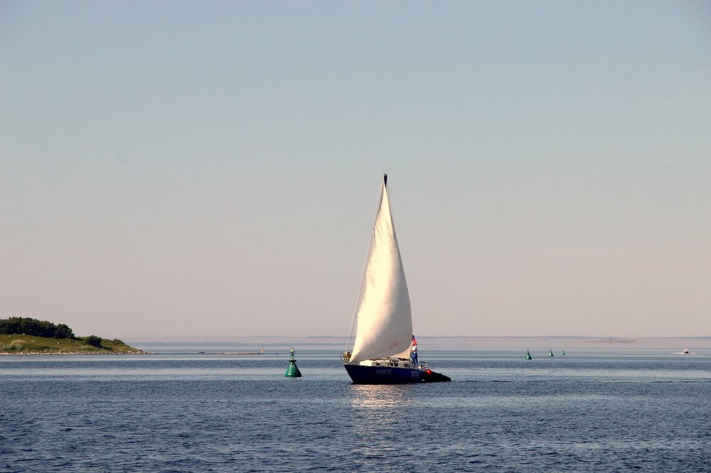На Белом море белый парус.