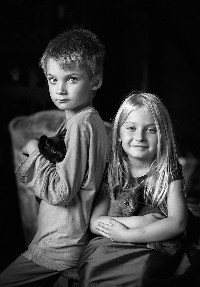Брат с младшей сетрой притащили в дом котят.