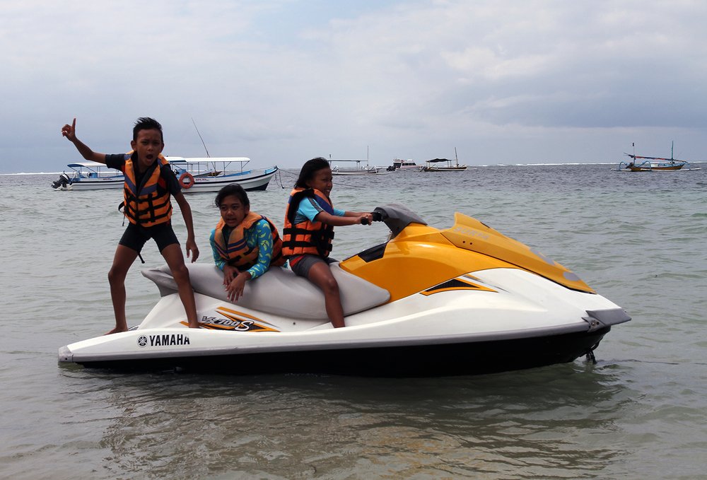 Brothers and sisters in bali