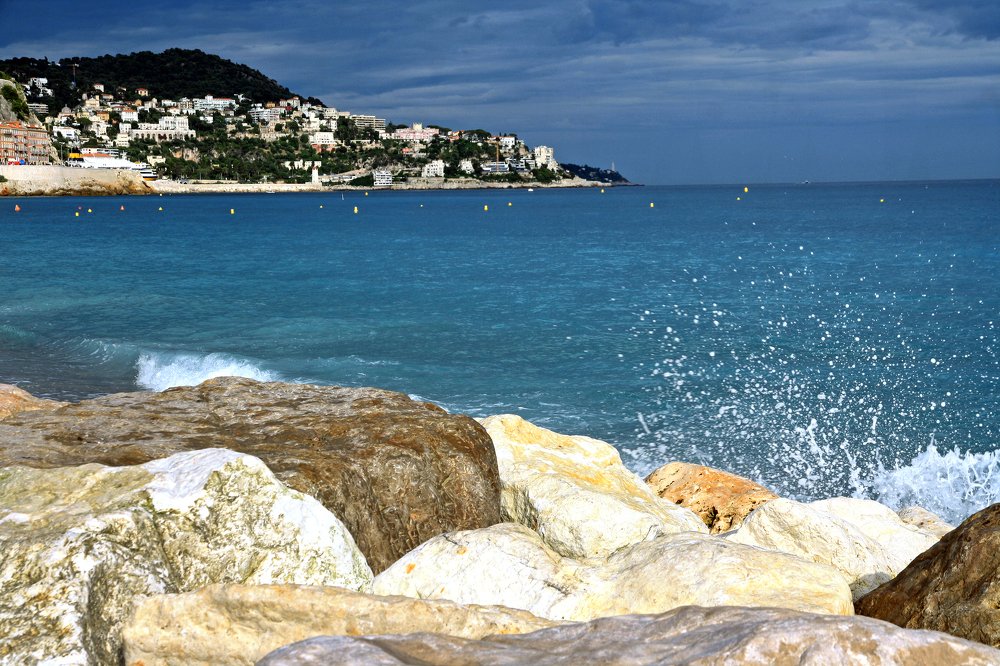 Побережье Средиземного моря в Ницце.