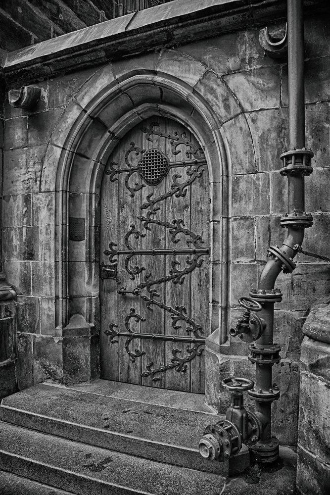 Тайна за дверью