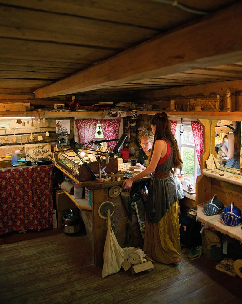 Мастер и помощница