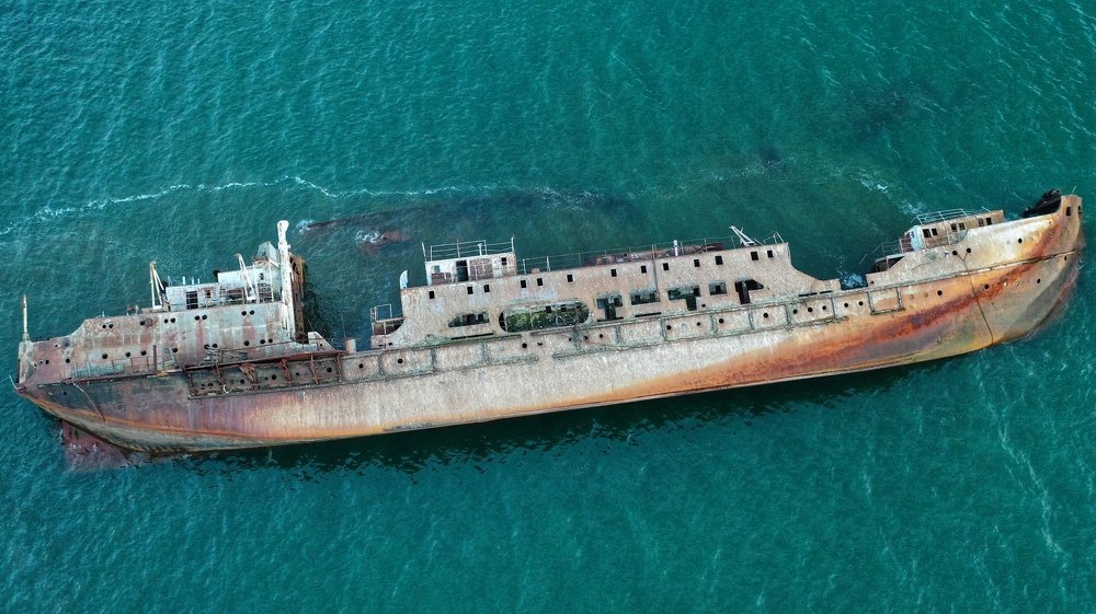 В синем море