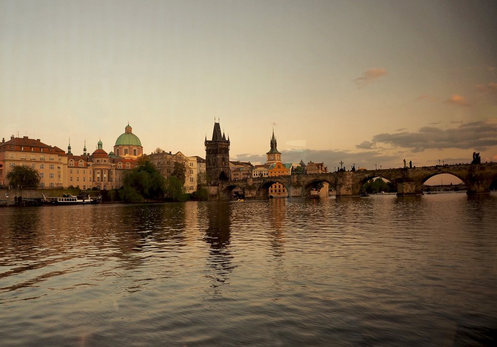 Вечерняя Прага из окна парохода.