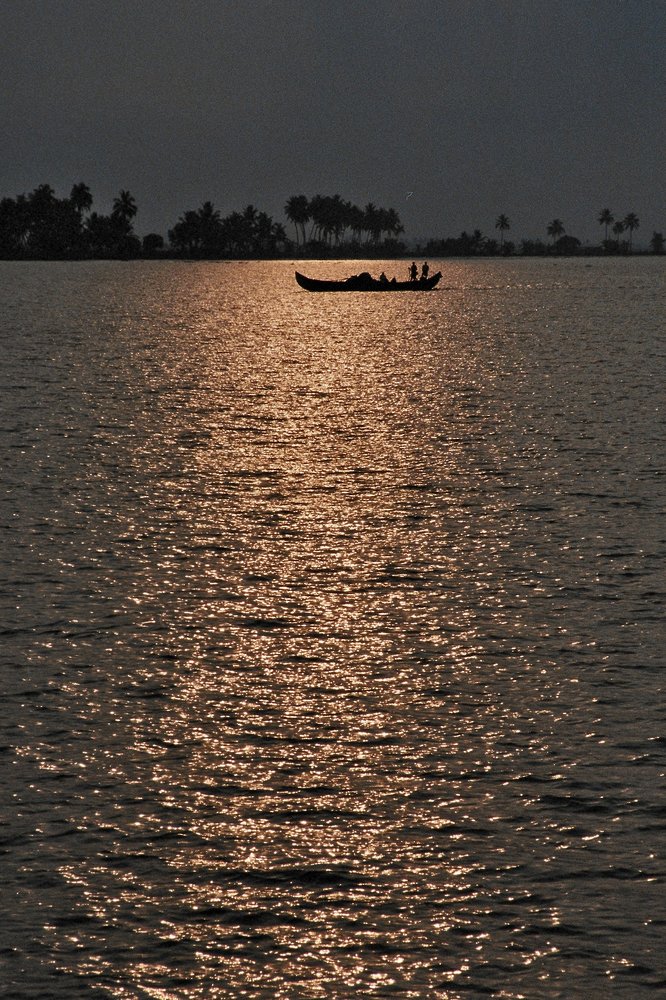 закат на озере в Индии