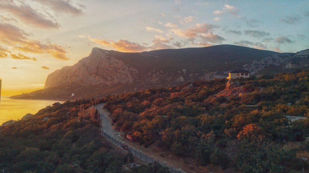 Осенний закат на море