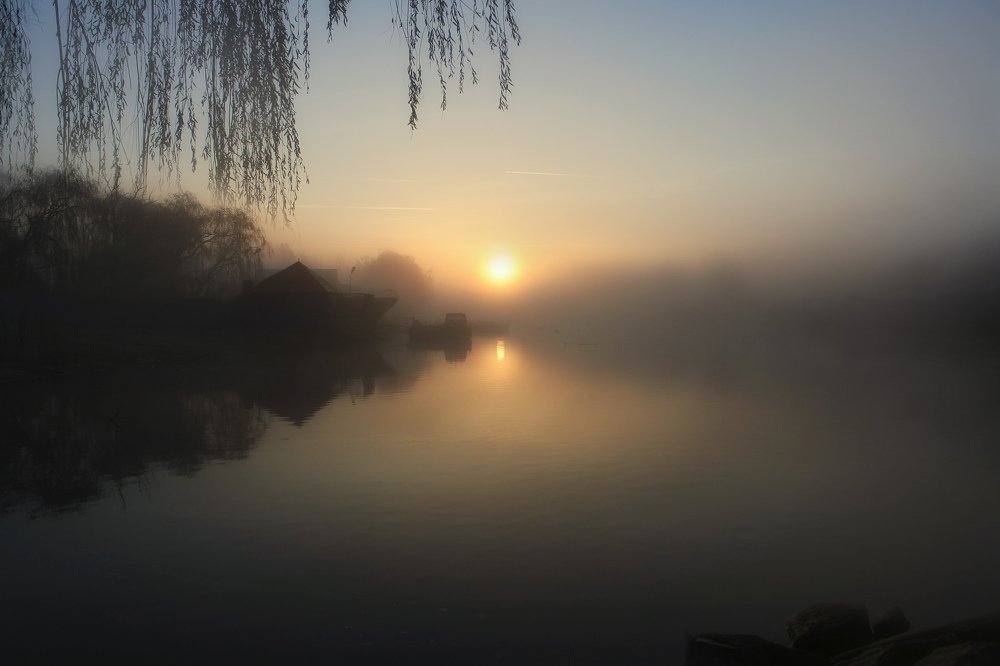 На рассвете зажигают фонари.