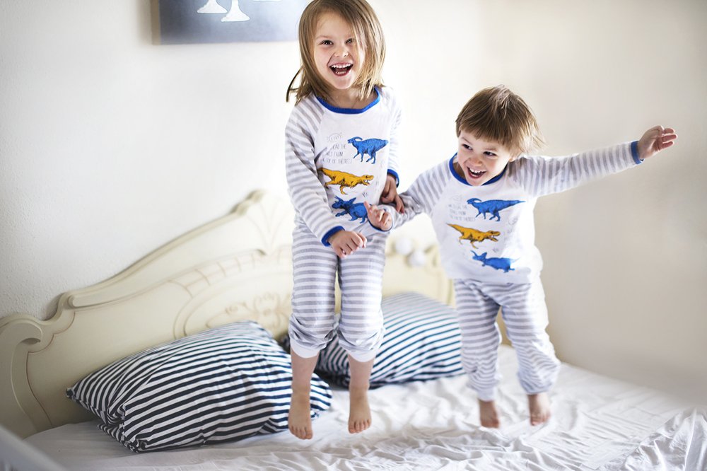 Детство - это вместе прыгать на кровати