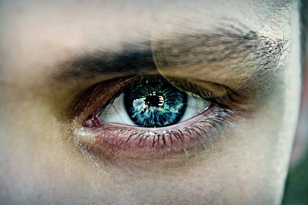 Deep blue ocean in your eyes