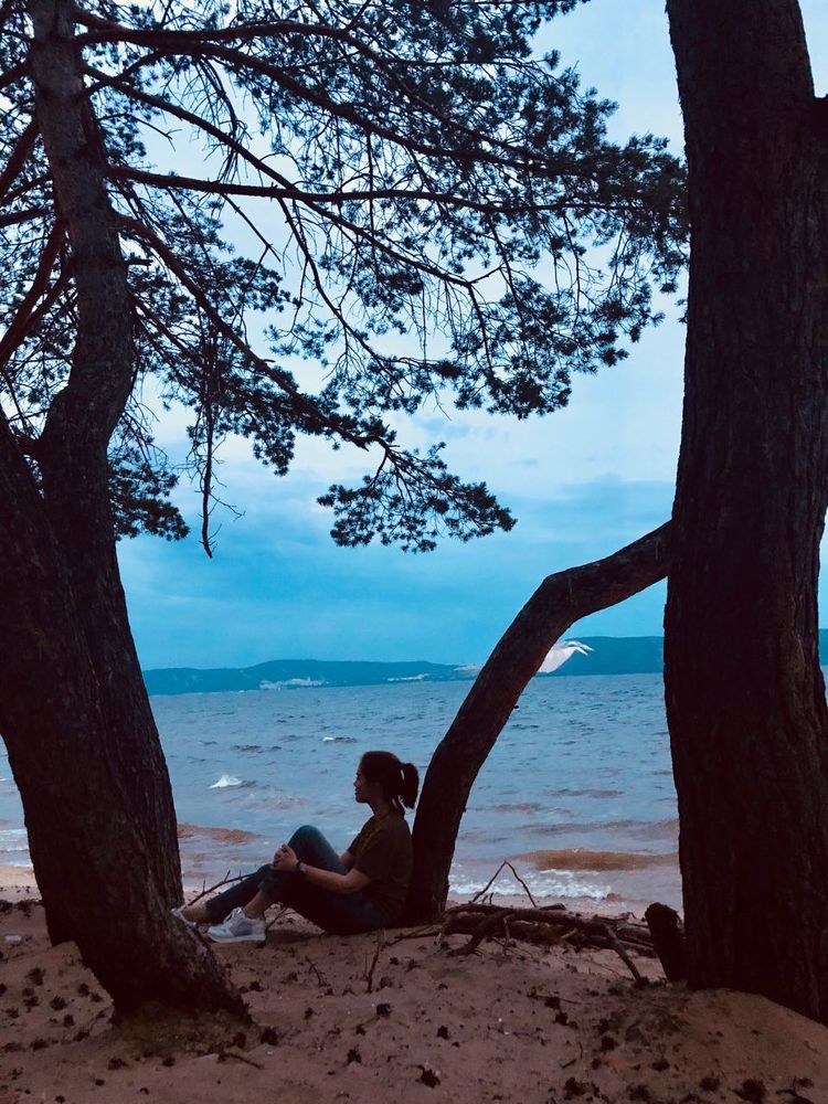 незнакомка у воды