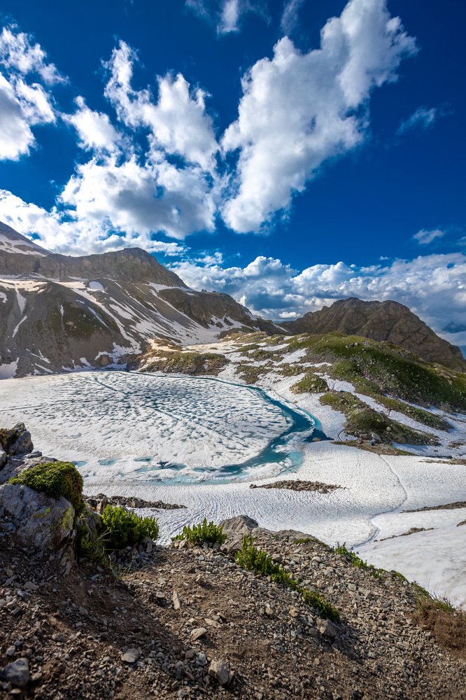 Софийское высокогорное озеро в июле. Архыз