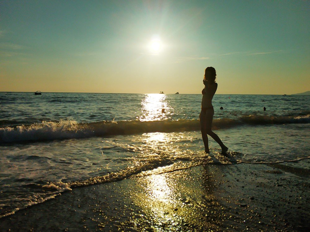 девушка и море