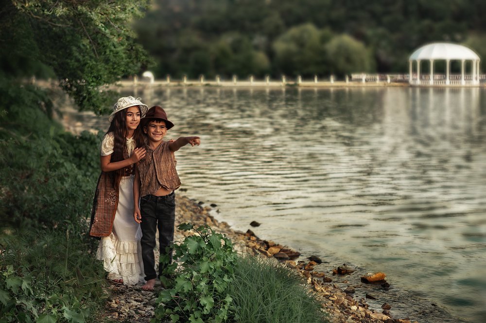 Вон там плывет корабль...