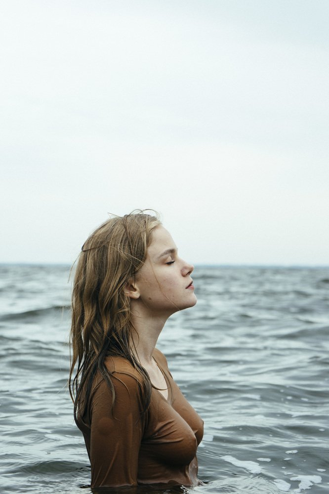 Девушка и море