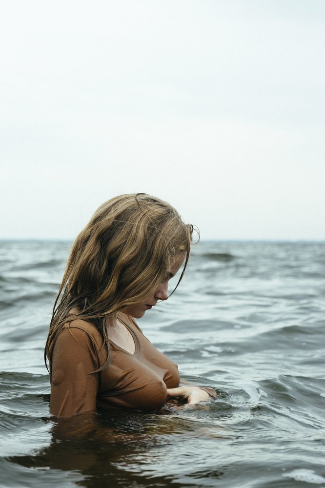 Девушка и море