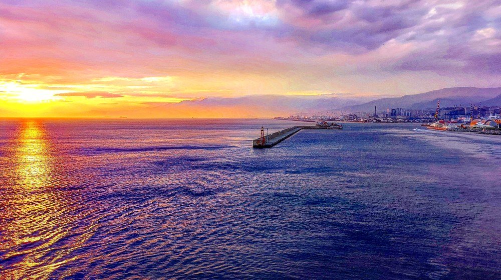 Закат в порту, Генуя, Италия