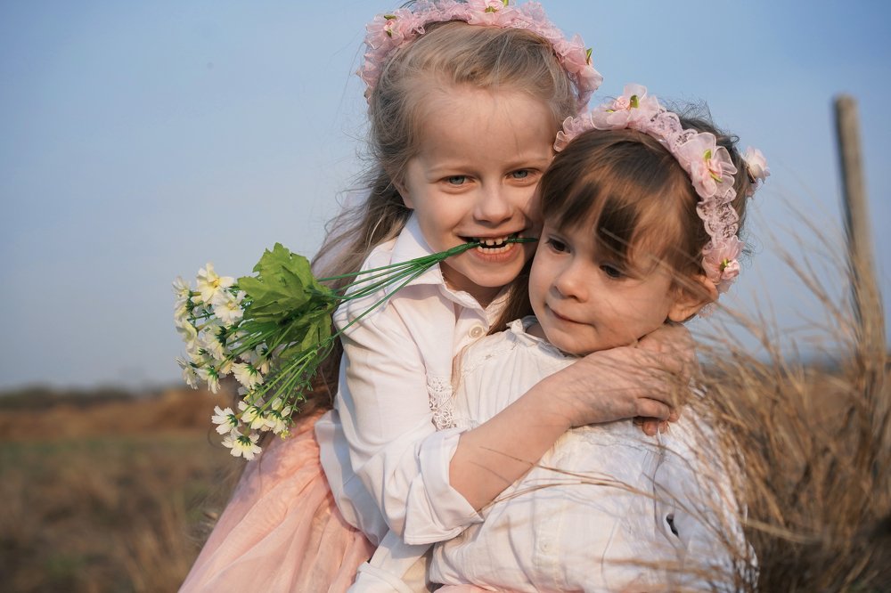 Объятия сестер