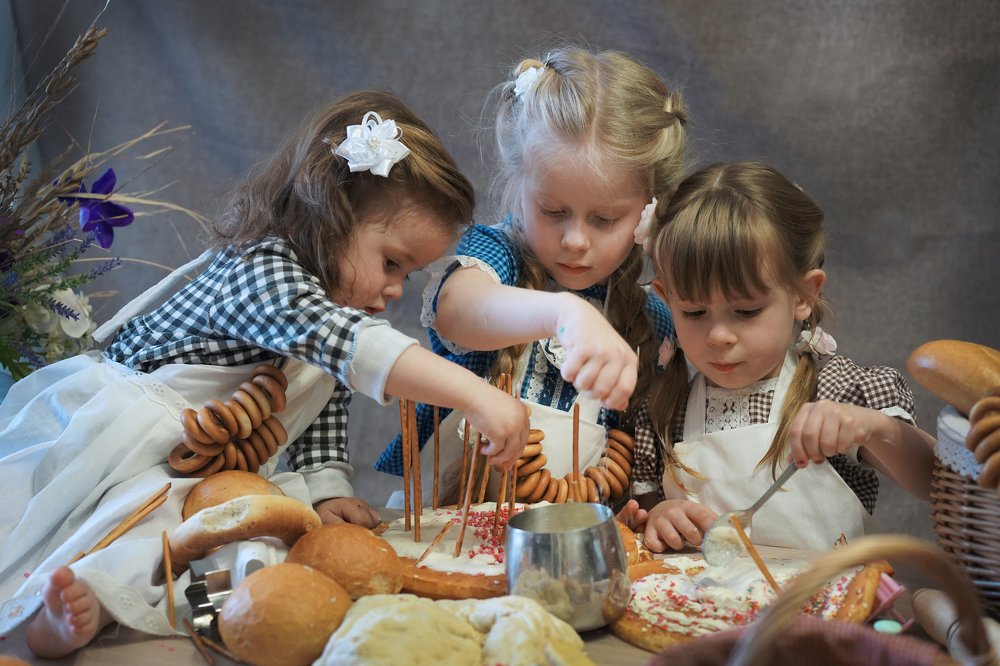 Три помощницы