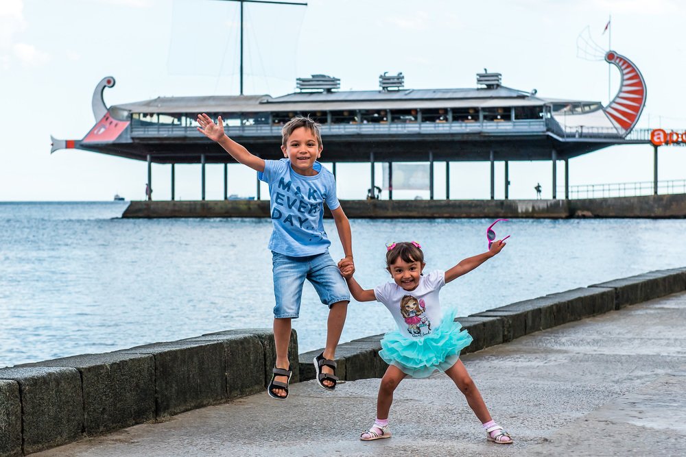 Вот такие весёлые брат и сестричка)))