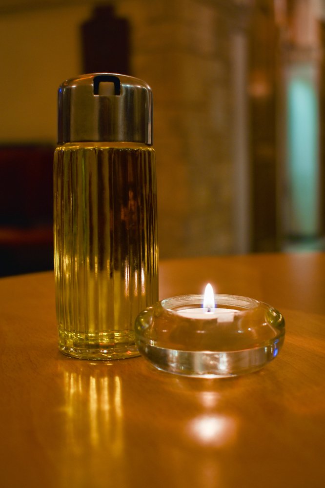 Свеча и масло.