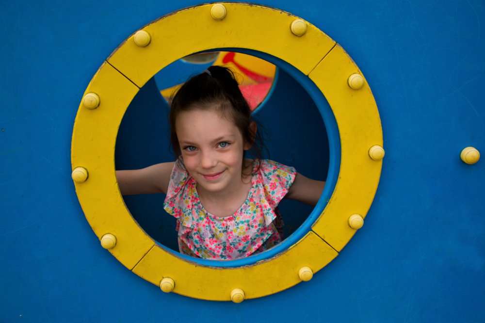 Девочка в жёлтом круге.