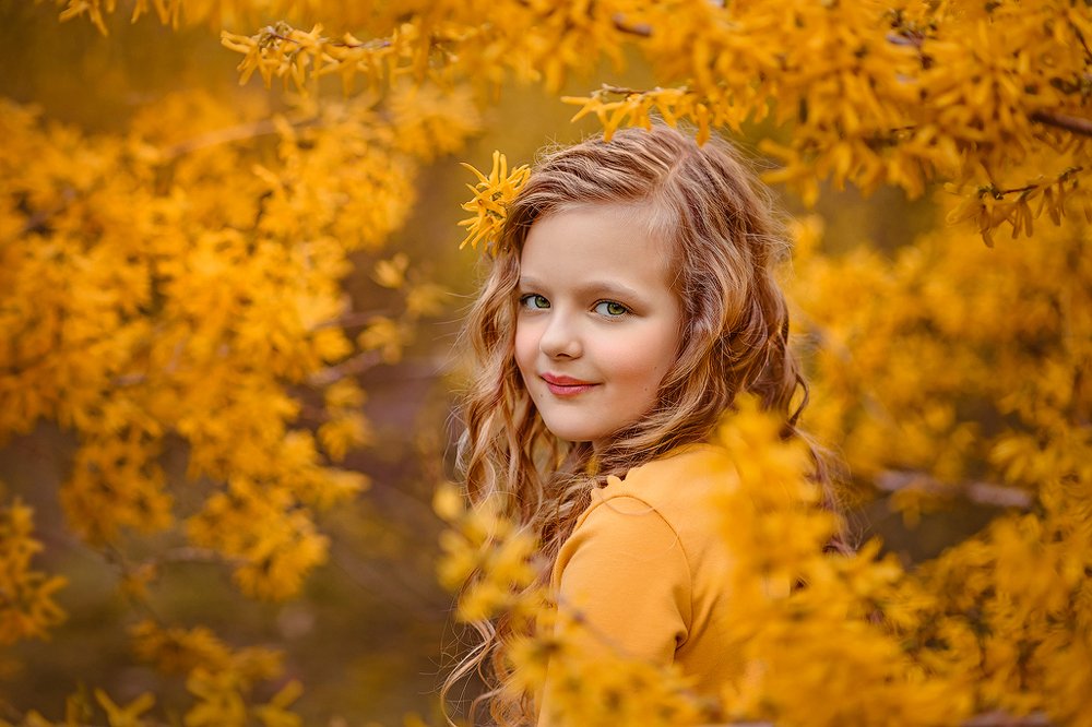 Лиза в объятиях форзиции