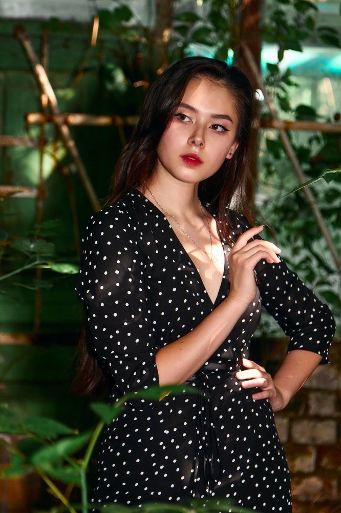 Девушка в оранжерее